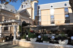 un restaurante frente a un edificio en Vigo Grand Hotel, en Ploieşti