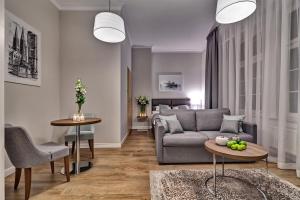 een woonkamer met een bank en een tafel bij Joyinn Aparthotel in Wrocław