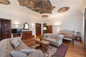 un salon avec un canapé et un lit dans l'établissement Codelli Deluxe Fresco City Centre APP With Balcony, à Ljubljana