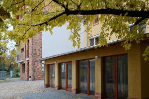 ein Gebäude mit Fenstern und einem Backsteingebäude in der Unterkunft Centrum Apartmanház Pécs in Pécs