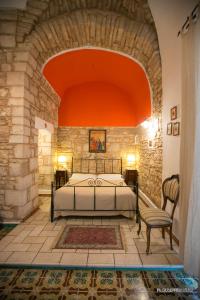 Palo del ColleにあるB&B Savariniの石壁のベッドルーム1室