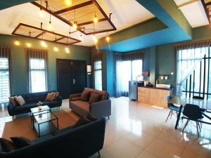 ein großes Wohnzimmer mit Sofas und einem Tisch in der Unterkunft Le Bleu Malacca in Malakka