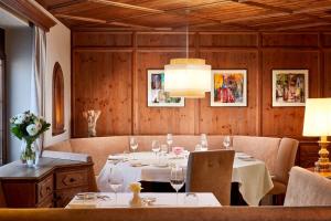 una sala da pranzo con tavolo e bicchieri da vino di Alpenrose Kufstein a Kufstein
