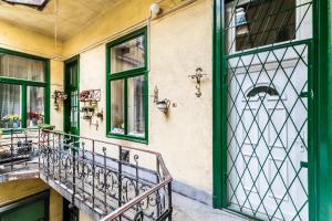 einen Eingang zu einem Haus mit grüner Tür in der Unterkunft BpR Colorlib Art Apartment in Budapest