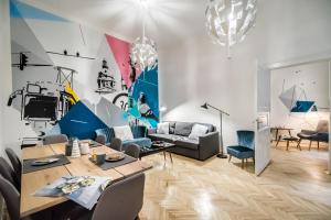 ein Wohnzimmer mit einem Tisch und einem Esszimmer in der Unterkunft BpR Colorlib Art Apartment in Budapest