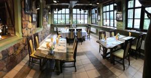an overhead view of a restaurant with tables and chairs at Zajazd Myśliwska in Walidrogi