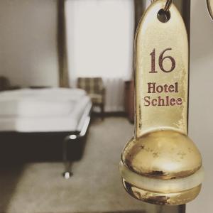 a sign that is on top of a bed at Hotel Schlee in Hohenschäftlarn