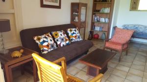 sala de estar con sofá y mesa en Villa Alizia, en Saint-François