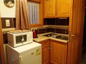 Kuchyňa alebo kuchynka v ubytovaní Kaiser Apartman