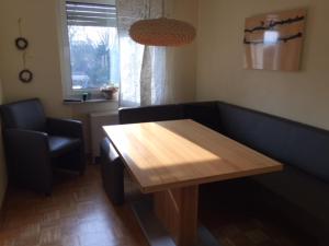 - un salon avec une table en bois et un canapé dans l'établissement FeWo und Zimmer Egert, à Hattenheim