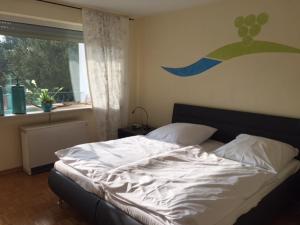 - un lit escamotable dans une chambre avec fenêtre dans l'établissement FeWo und Zimmer Egert, à Hattenheim