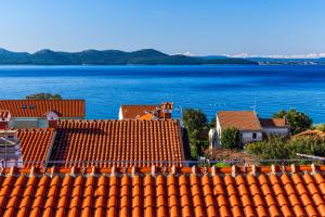 widok na wodę z dachów domów w obiekcie Apartments Sunset w mieście Zadar