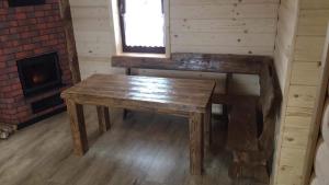 FalsztynにあるHornicokの暖炉付きの部屋の木製テーブル
