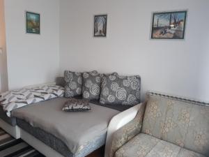 1 sofá y 1 silla en la sala de estar. en Apartment Karlos en Zagreb