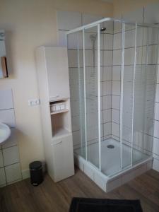 La salle de bains est pourvue d'une douche avec une porte en verre. dans l'établissement Monteur - Ferienwohnung Marburg - Biedenkopf - Steffenberg - mit 4 Zimmer und Balkon, à Obereisenhausen