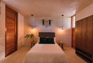 um quarto com uma cama grande num quarto em Colonte Hotel Origen em Valladolid mais 37 fotografias