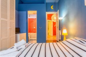 トリノにあるMagenta 55の青い壁のベッドルーム1室(ベッド1台付)