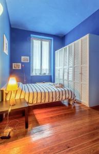 トリノにあるMagenta 55の青い壁の客室の大型ベッド1台