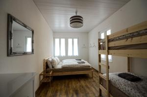 - une chambre avec 2 lits superposés et un miroir dans l'établissement Interlaken Central 2, à Interlaken