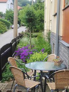 バート・ブランケンブルクにあるFerienwohnung Haus "Anna"の花が咲くパティオ(テーブル、椅子付)