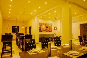 Reštaurácia alebo iné gastronomické zariadenie v ubytovaní Sath Villa Naadi Ayurveda Resort