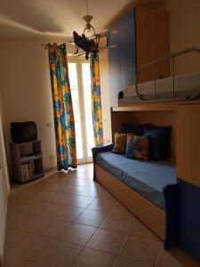 1 dormitorio con 1 cama y 1 litera en Appartamento Vacanza Gliaca en Piraino