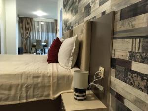 a bedroom with a bed and a table with a lamp at Apartments Park Place in Sandanski