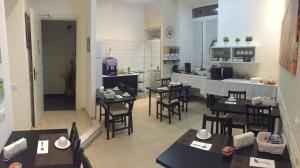 Pokój ze stołami i krzesłami oraz kuchnią w obiekcie Domus Alberti Bed & Breakfast w Rzymie