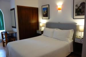 Uma cama ou camas num quarto em Guest House Oliveira