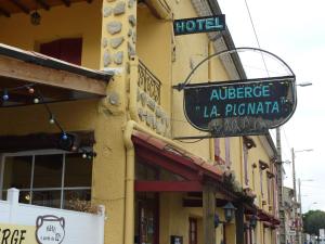 um sinal para um hotel na lateral de um edifício em Auberge La Pignata em Montélimar