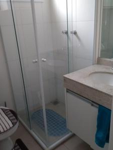y baño con ducha, aseo y lavamanos. en Soul Paulista|Frei Caneca, en São Paulo