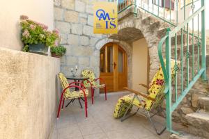 Imagen de la galería de Renovated Old Stone House, en Lokva Rogoznica