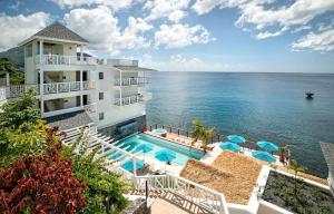 un edificio con piscina vicino all'oceano di Fort Young Hotel a Roseau