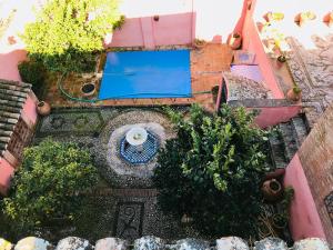 - une vue sur le jardin et la piscine dans l'établissement Carmen De La Candelaria, à Grenade