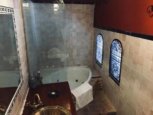 La salle de bains est pourvue d'une baignoire, d'un lavabo et de 2 fenêtres. dans l'établissement Carmen De La Candelaria, à Grenade 28 autres photos