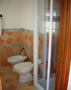 een badkamer met een toilet en een douche bij Bed & Breakfast Dessole in Olbia