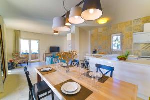 Villa Eni في بريموستين: مطبخ وغرفة طعام مع طاولة وكراسي