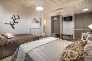 - une chambre avec 2 lits et une télévision dans l'établissement Relais Gaia, à Florence