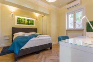 sypialnia z łóżkiem i umywalką w obiekcie Villa Palmera w Dubrowniku