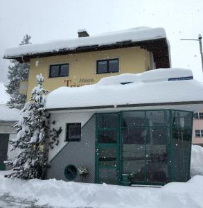 カップルにあるApart Trisannaの雪の家