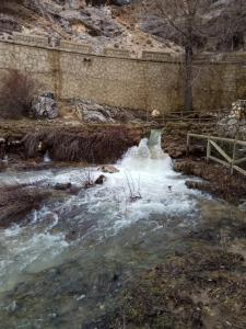 een rivier met een waterval in het midden bij Casas Rurales La Loma Del Carrascal in Hornos