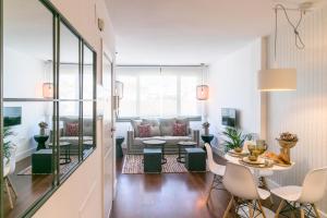 una sala de estar con un sofá y una mesa en Livemalaga Boutique Apartments, en Málaga 58 fotos más