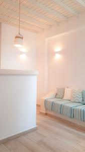 ein Schlafzimmer mit einem Bett in einem weißen Zimmer in der Unterkunft Lefteris in Mykonos Stadt