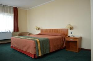 A bed or beds in a room at Hotel Diego De Almagro Talca