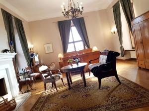 Zamek Joannitów في واغوف: غرفة معيشة مع طاولة وكراسي