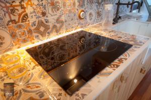 una cucina con lavandino e piano di lavoro di Dúplex del Arco a Cangas de Morrazo