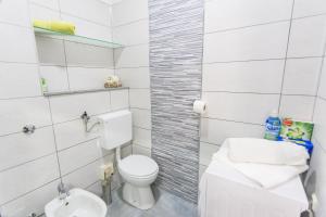 un bagno bianco con un water e un lavandino di Apartment Sali Dugi Otok a Sali (Sale) Altre 29 foto