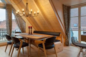 ein Esszimmer mit einem Holztisch und Stühlen in der Unterkunft Hotel am Schrannenplatz in Memmingen