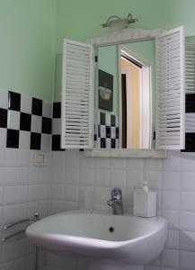 A bathroom at La Casetta B&B