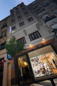 een winkel voor een gebouw met een etalage bij Hostal Victoria in Málaga